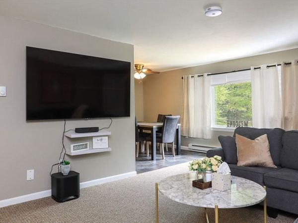 2 Patricia Rd., Unit 4, Tyngsborough, MA 01879