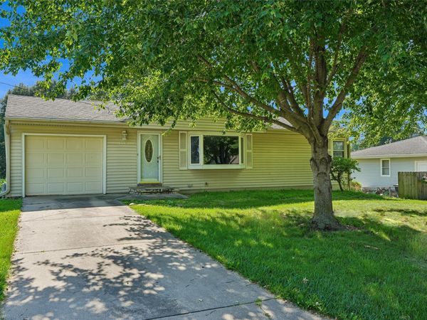 8041 Crestview Drive, Des Moines, IA 50320