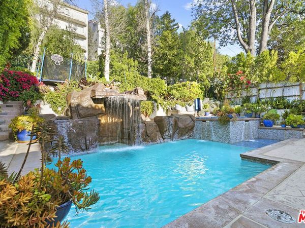 5176 Don Pio Drive, Woodland Hills, CA 91364