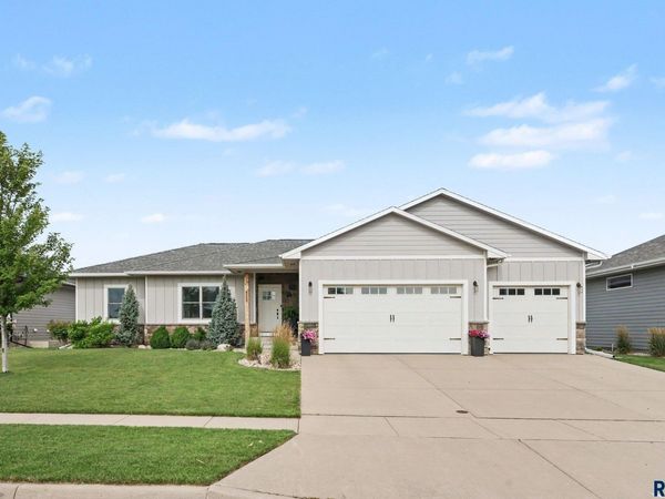 8009 S Aspen Glen Dr, Sioux Falls, SD 57108