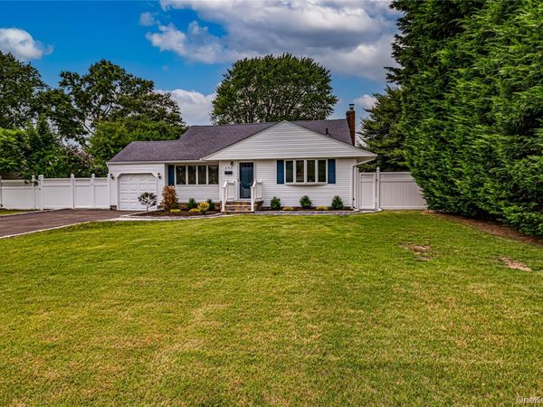 696 Peter Paul Drive , West Islip, NY 11795