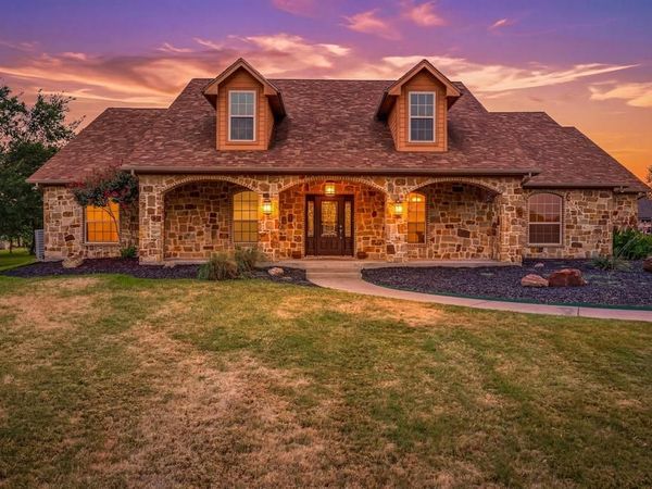910 Mallard Pointe Drive, Granbury, TX 76049