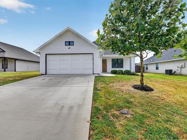 106 Clover Circle , Weatherford, TX 76086