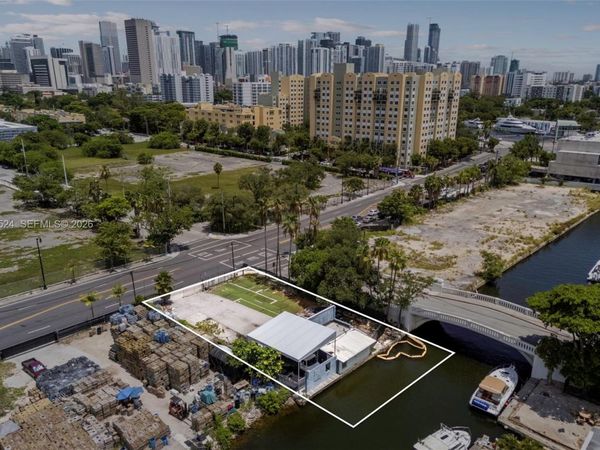 700 NW 7th Ave , Miami, FL 33136
