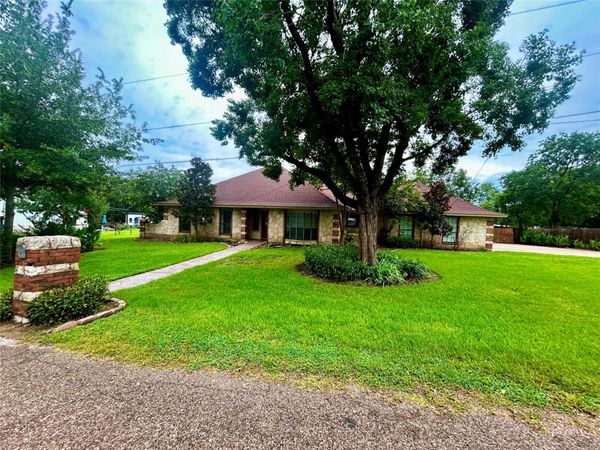 121 Champions DR, Rockdale, TX 76567