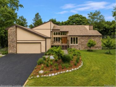 4566 Walden Drive, Bloomfield Hills, MI 48301