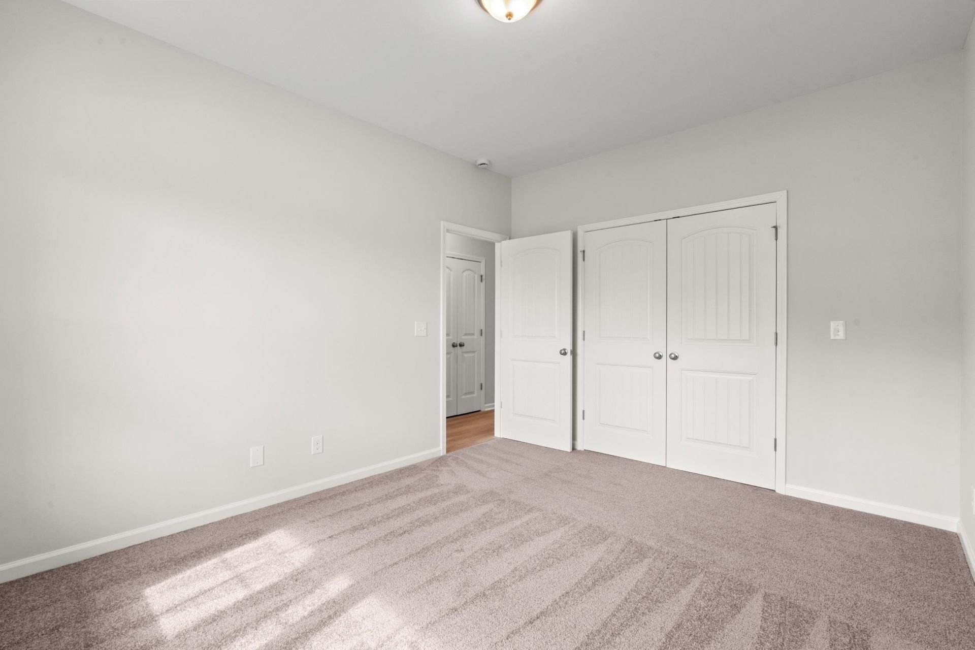 1401 Loop Circle  Photo 13