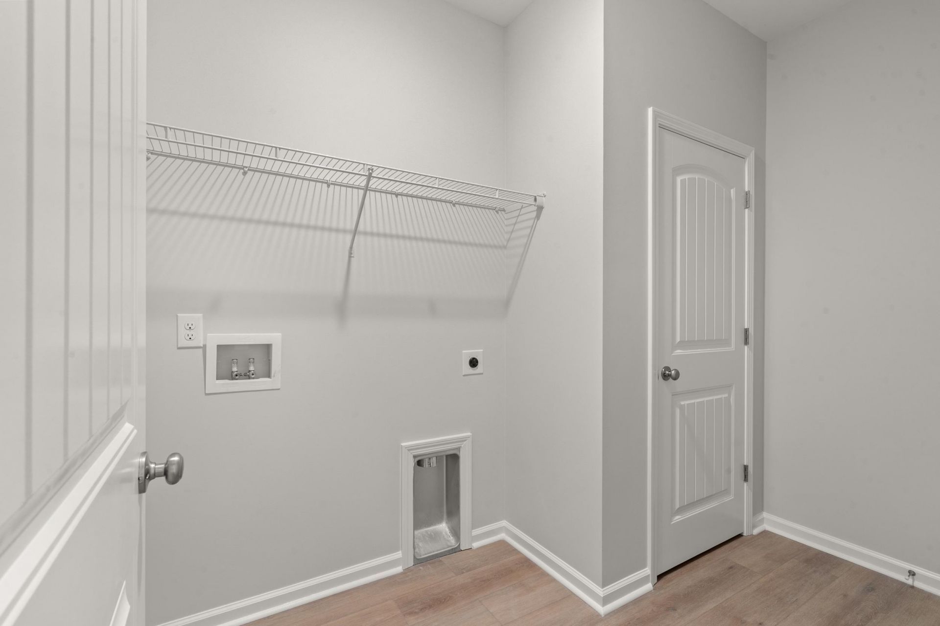 1401 Loop Circle  Photo 8