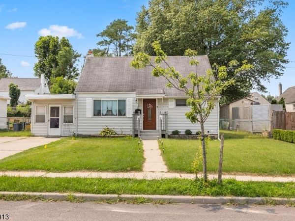 9 Soloff Dr, Hamilton, NJ 08610