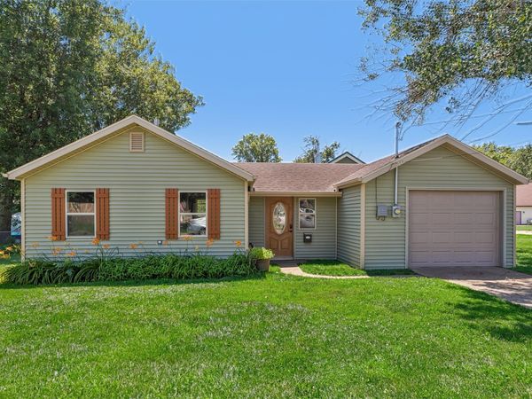 707 S 12th Avenue W, Newton, IA 50208