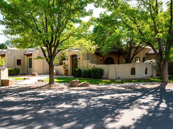 705 Los Prados De Guadalupe Drive NW, Los Ranchos, NM 87107