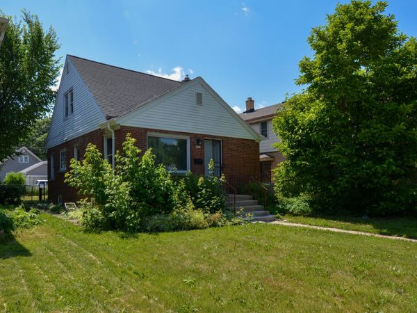 4623 W Fond Du Lac Ave, Milwaukee, WI 53216