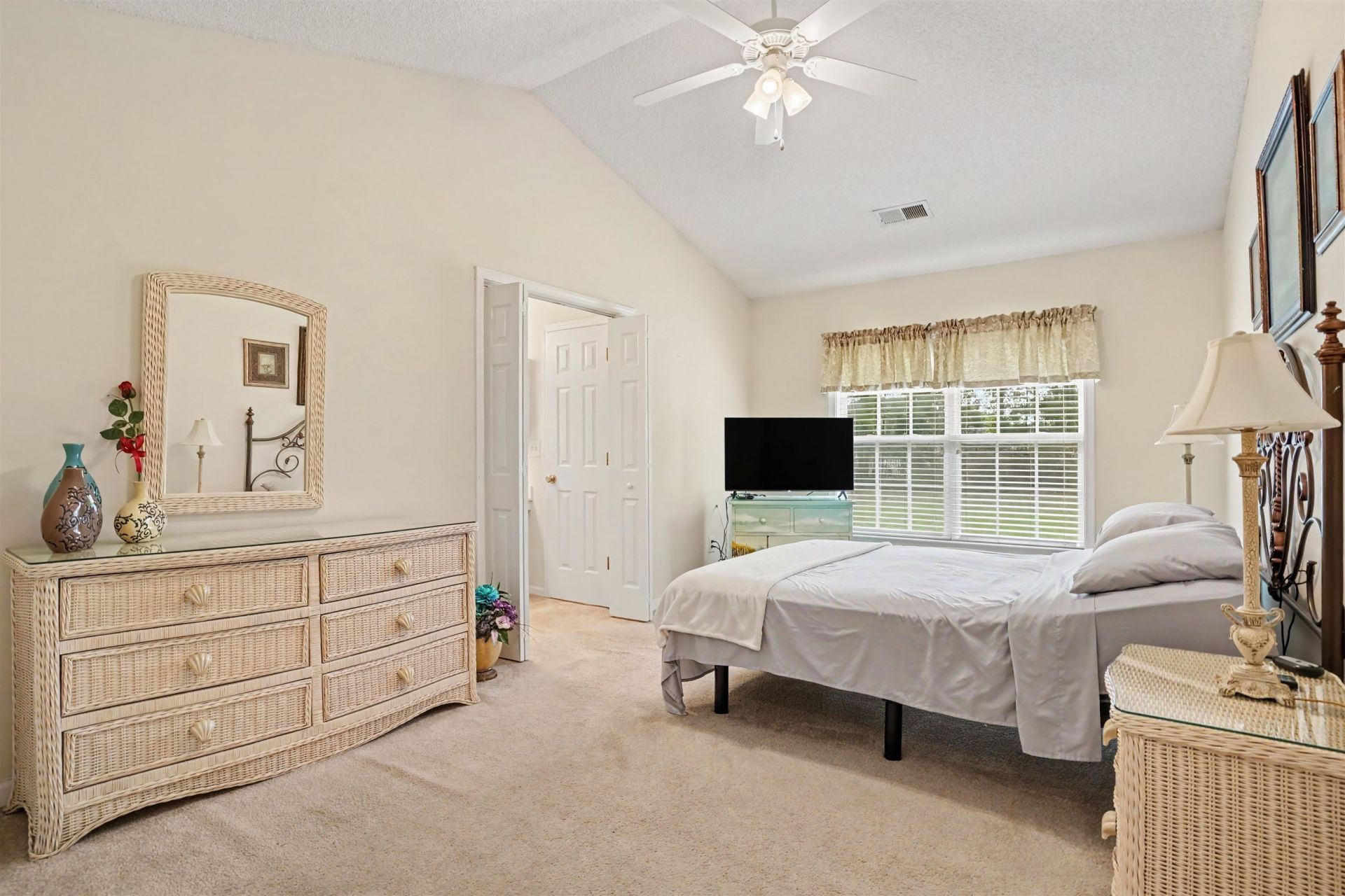 668 Wintercreeper Dr.  Photo 14