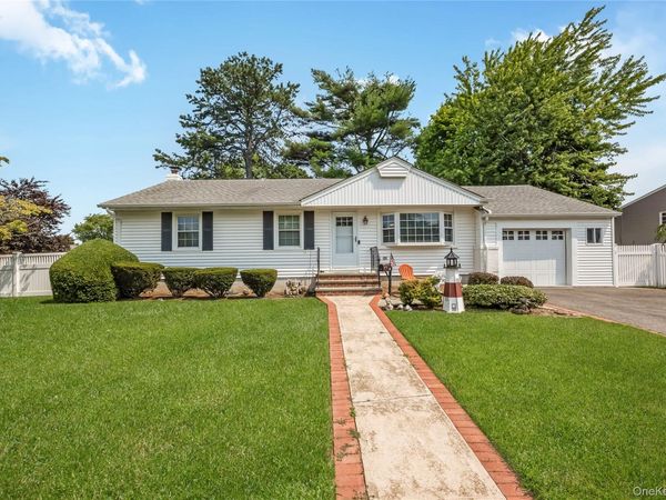 21 Bruce Lane , Farmingdale, NY 11735