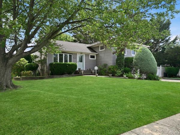1279 Paul Street , Seaford, NY 11783