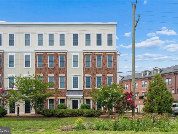 200 MURDOCH SQUARE SE, LEESBURG, VA 20175