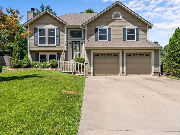 1004 SE Country Lane, Lee's Summit, MO 64081