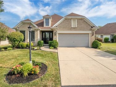 8059 Laurel Park Ln, East Amherst, NY 14051