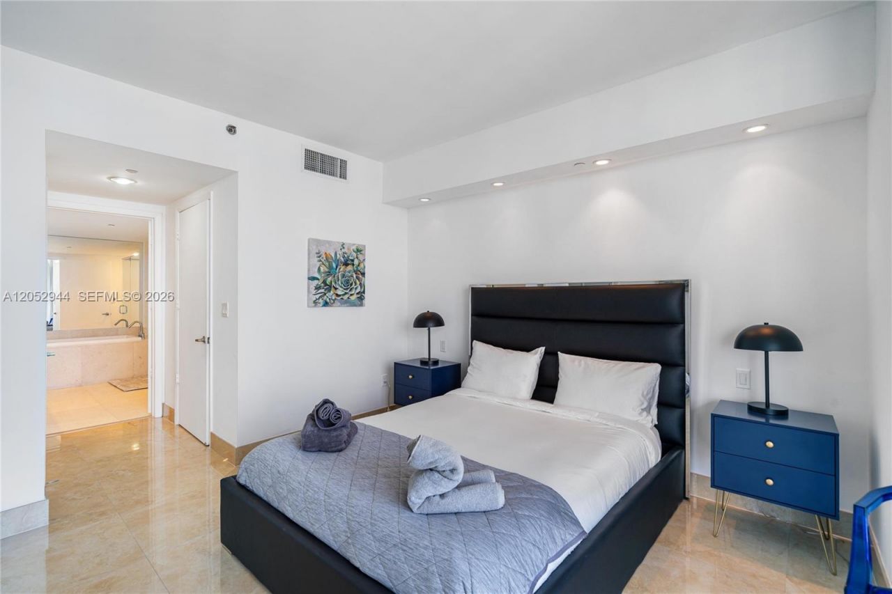 495 Brickell , Unit 5705, Miami, FL 33131 Photo