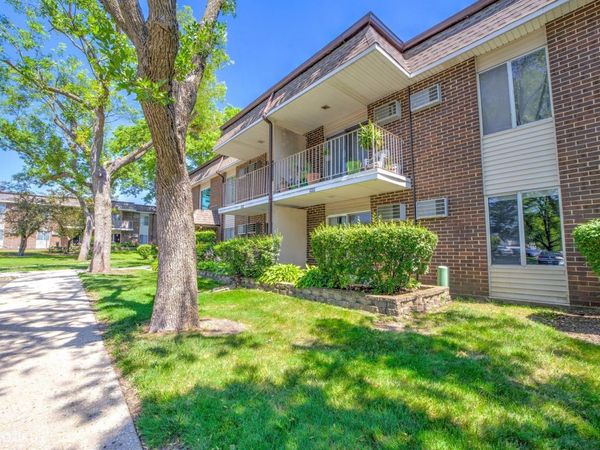 1103 Miller Lane, Unit 105, Buffalo Grove, IL 60089