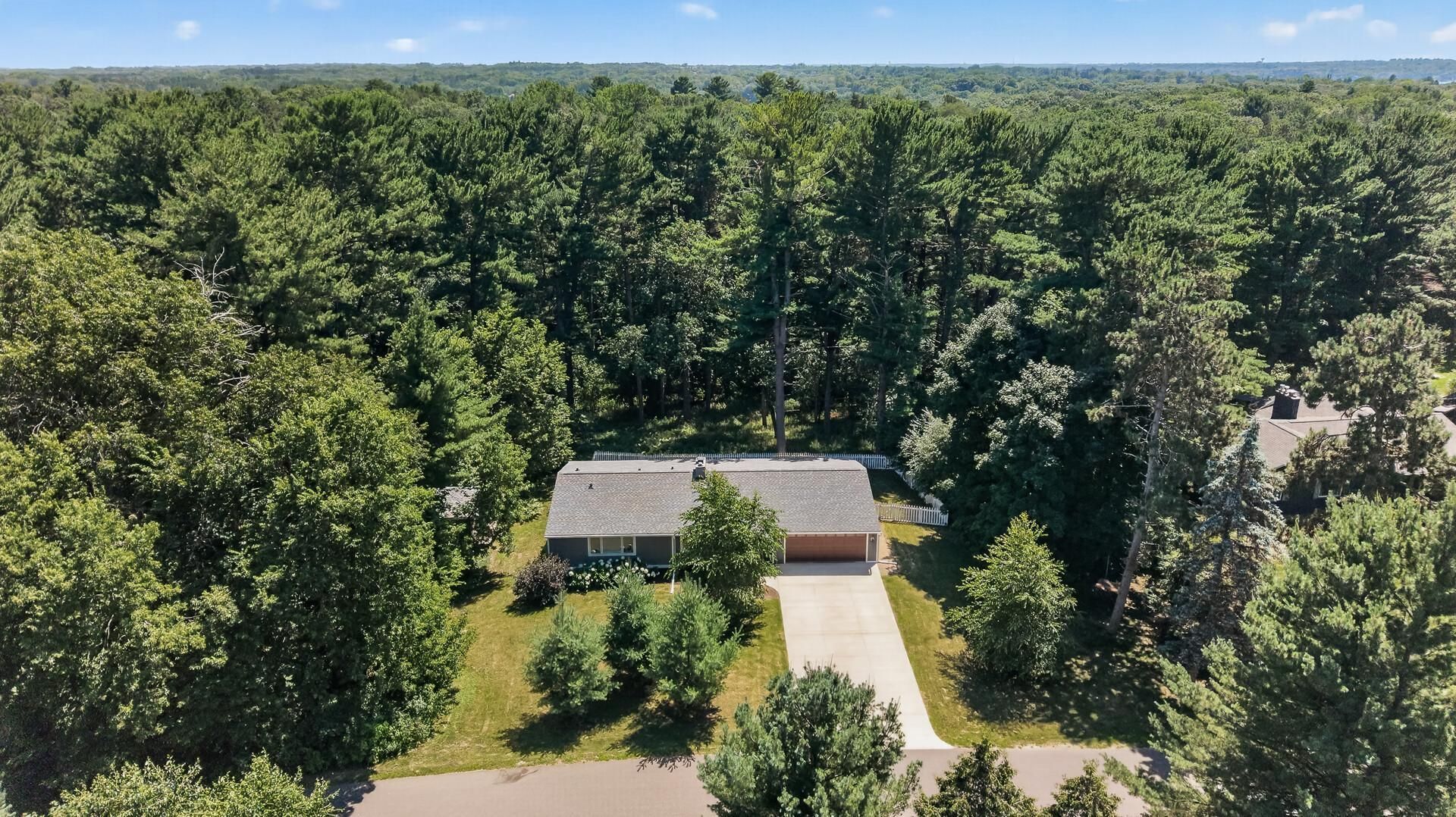 13 Overlook Road , Dellwood, MN 55110