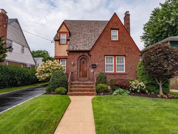 6 Troy Place , Merrick, NY 11566