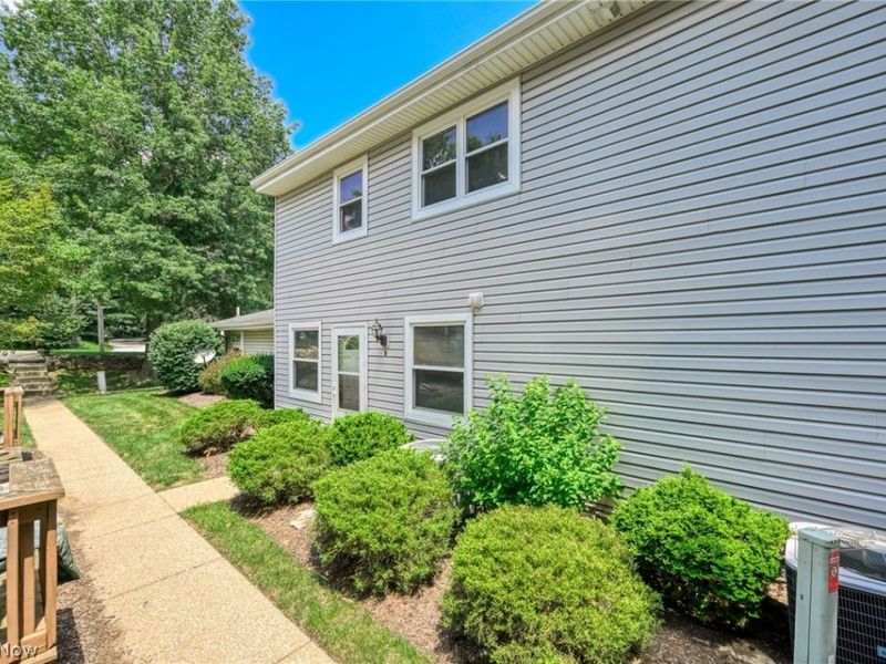 2455 Island Drive, Unit B, Uniontown, OH 44685 Photo 2