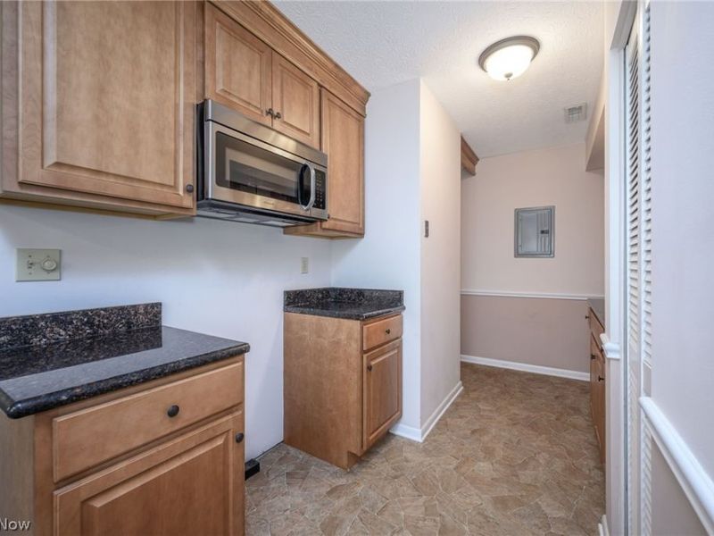 2455 Island Drive, Unit B, Uniontown, OH 44685 Photo 9
