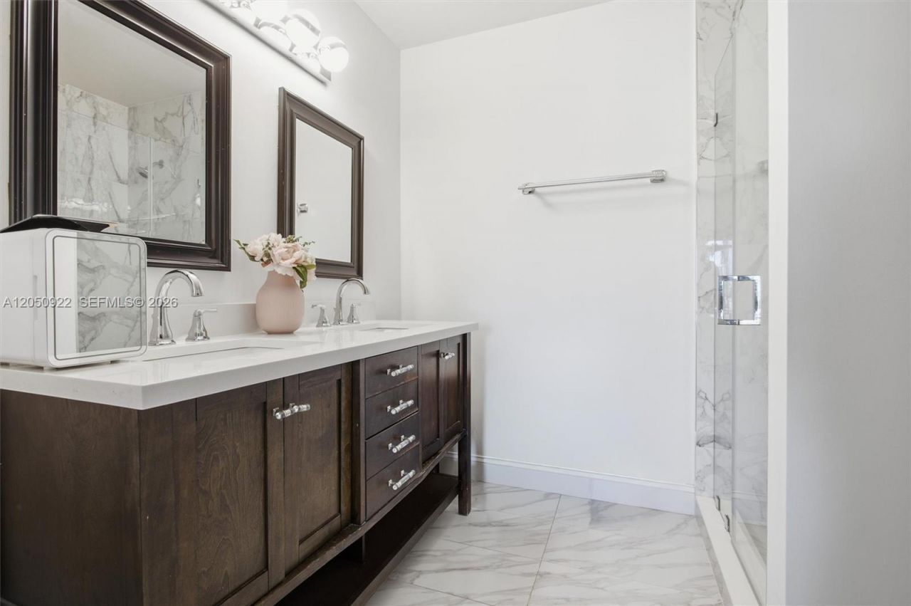 502 Woodgate Cir , Unit B, Sunrise, FL 33326 Photo
