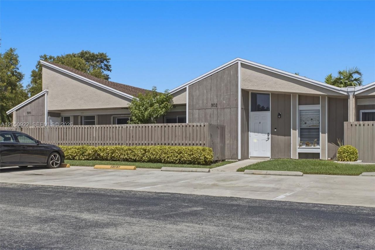 502 Woodgate Cir , Unit B, Sunrise, FL 33326 Photo
