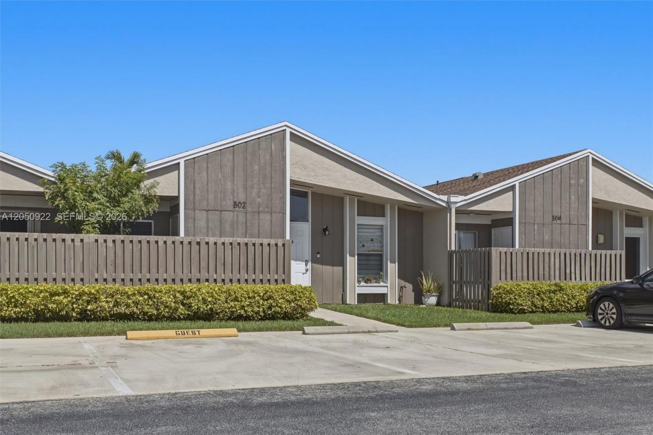 502 Woodgate Cir , Unit B, Sunrise, FL 33326 Photo