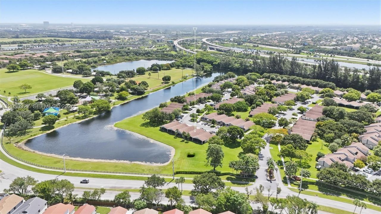 502 Woodgate Cir , Unit B, Sunrise, FL 33326 Photo