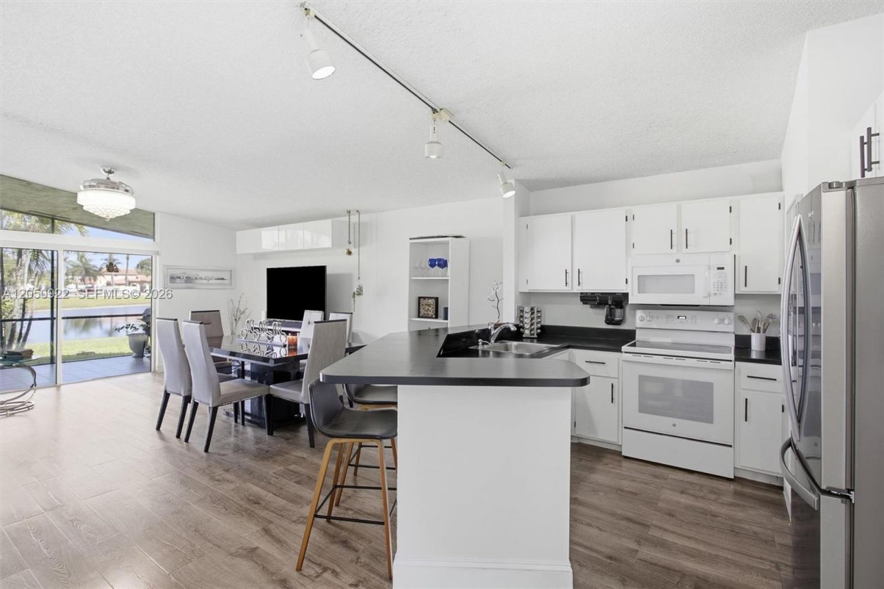 502 Woodgate Cir , Unit B, Sunrise, FL 33326 Photo