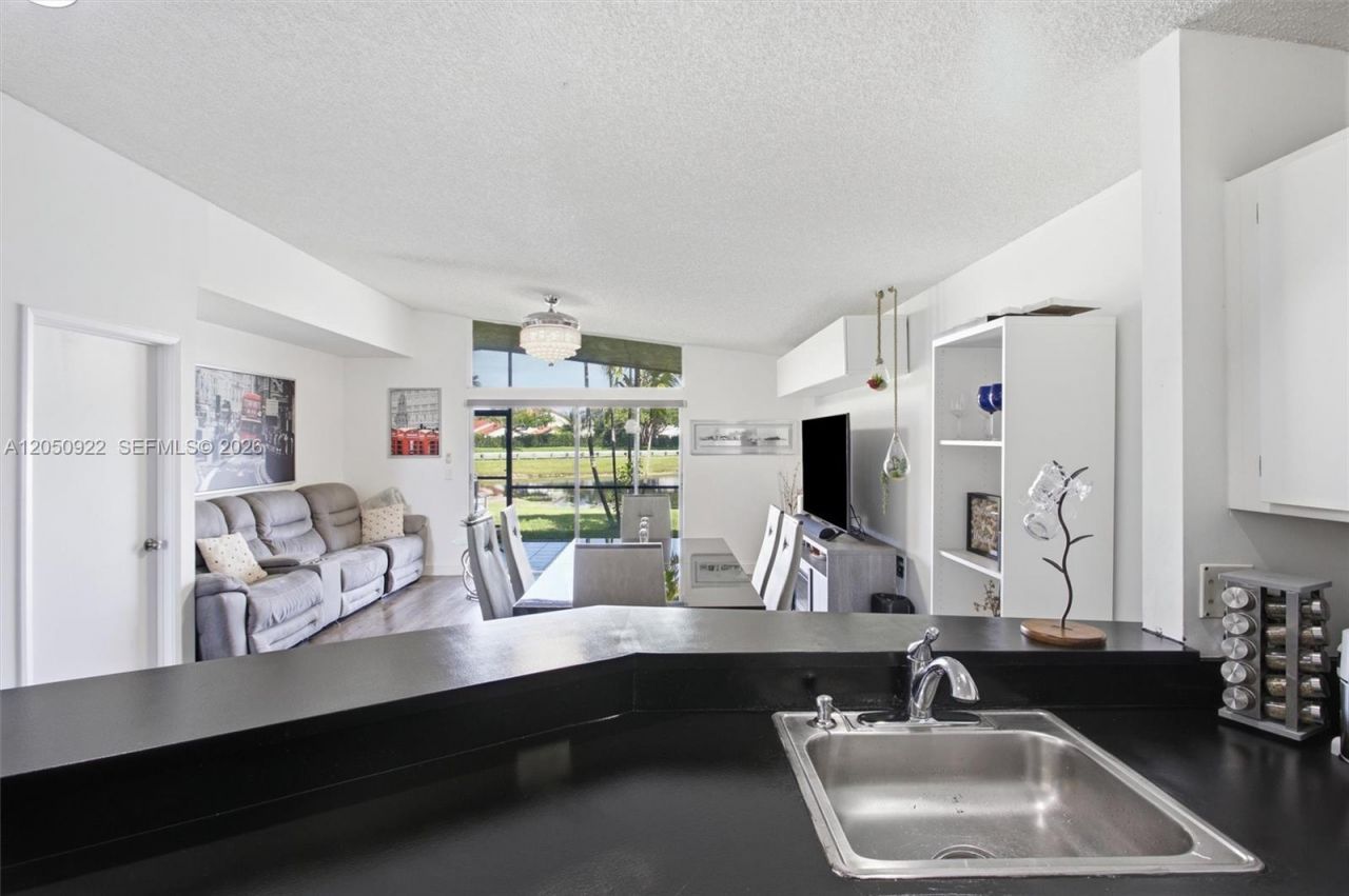 502 Woodgate Cir , Unit B, Sunrise, FL 33326 Photo