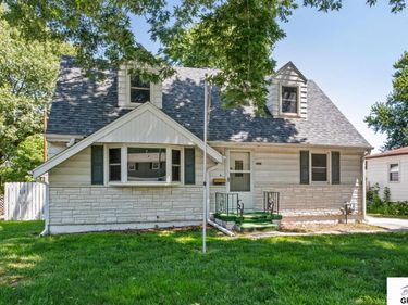 8918 Westridge Drive, Omaha, NE 68124