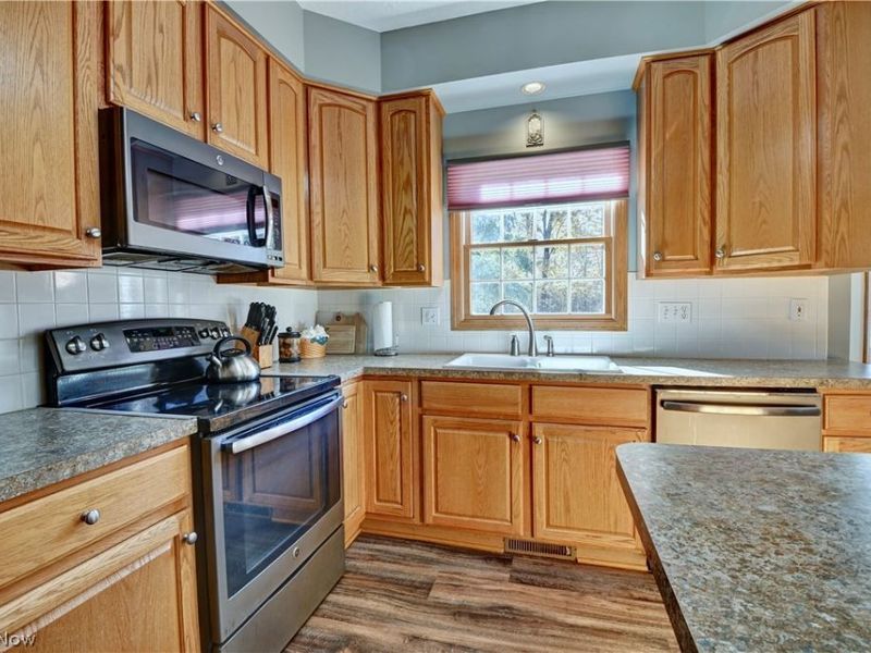 2390 Auberry Drive, Green, OH 44312 Photo 8