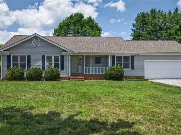 5493 Rolling Meadows Road , Randleman, NC 27317