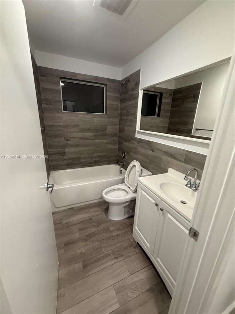 486 E 30th St, Unit 101, Hialeah, FL 33013 Photo