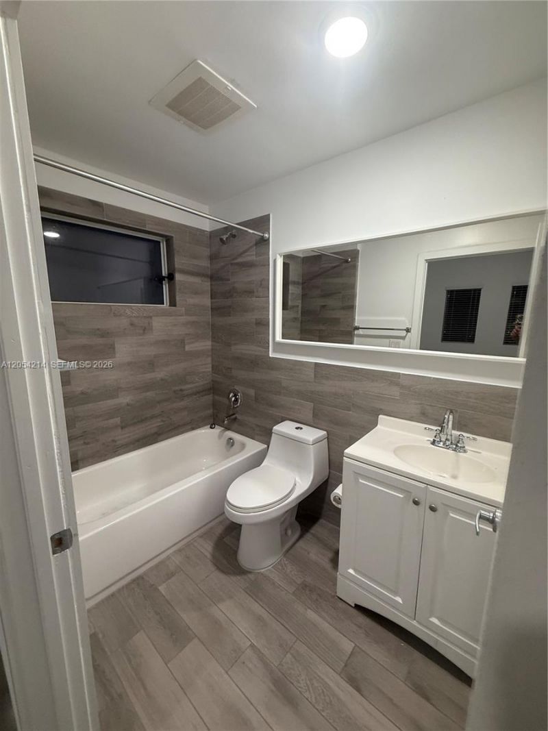 486 E 30th St, Unit 101, Hialeah, FL 33013 Photo