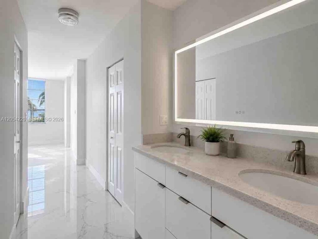 500 Bayview Dr, Unit 232, Sunny Isles Beach, FL 33160 Photo