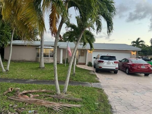 8760 NW 21st St , Sunrise, FL 33322