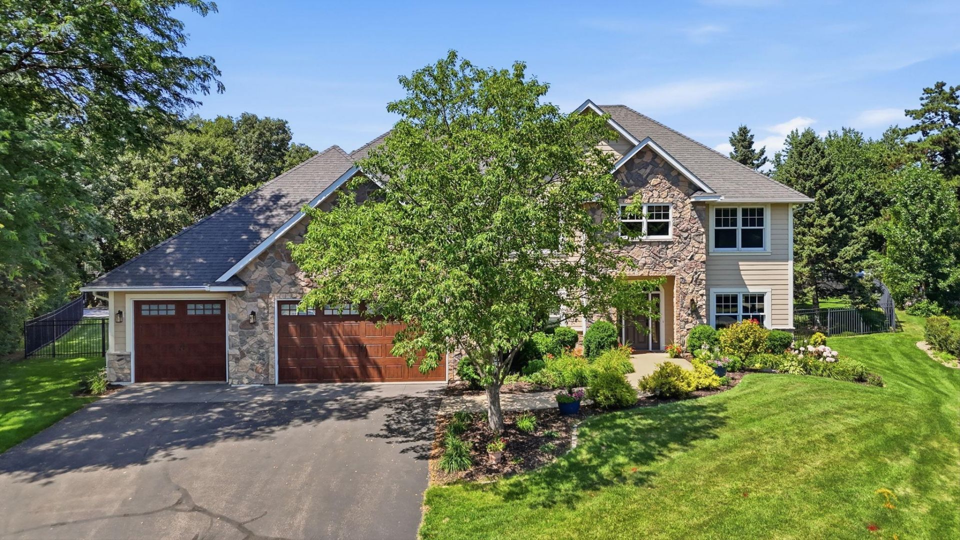869 Mendakota Court , Mendota Heights, MN 55120