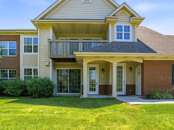 2660 W Colonial Woods DRIVE, Oak Creek, WI 53154