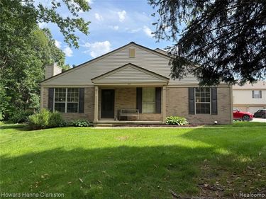 200 Pine Tree Ridge Drive, Waterford Twp, MI 48327