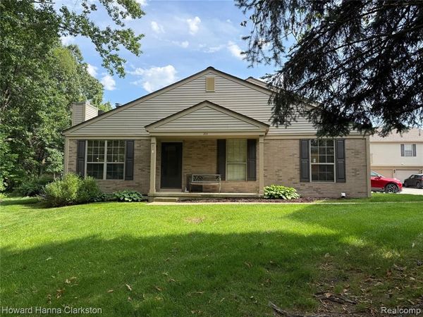 200 Pine Tree Ridge Drive , Waterford Twp, MI 48327