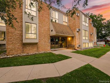 28428 W 8 Mile Road, Farmington Hills, MI 48336