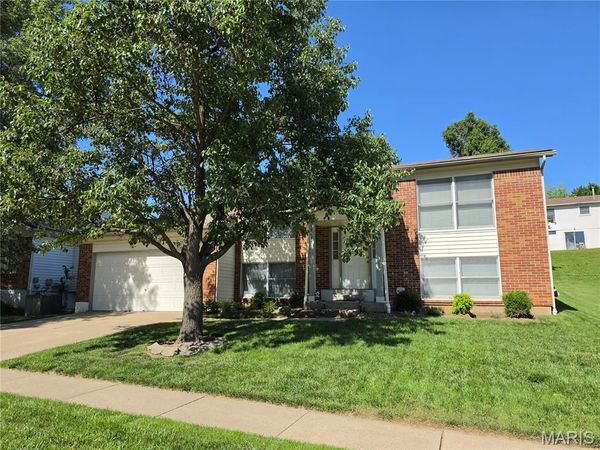 12137 Glenpark Drive, Maryland Heights, MO 63043
