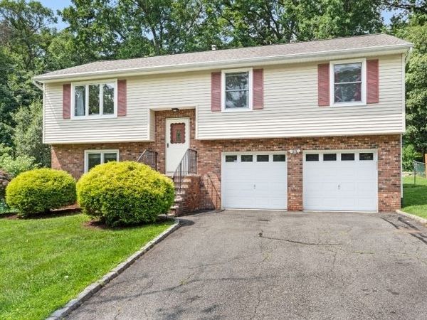 8 Reidar Dr, Roxbury, NJ 07876