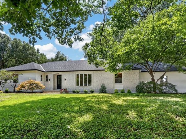 8224 Linden Drive, Prairie Village, KS 66208