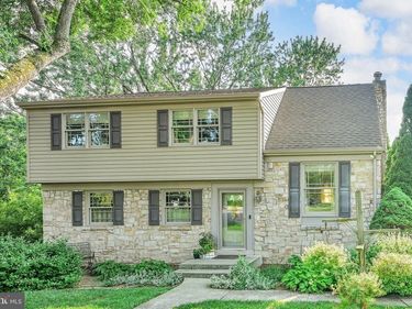 8 SYCAMORE ROAD , HUMMELSTOWN, PA 17036